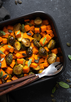 <div>Hoofdgerecht:</div> Spruitjes-traybake met zoete aardappel & Canisius stroop