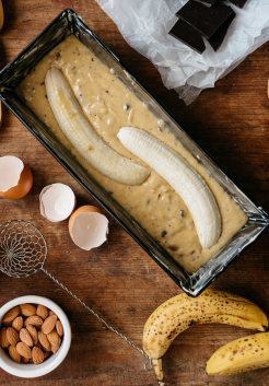 Niks beters dus dan de keuken in duiken om een heerlijk zelfgebakken bananenbrood te maken met Canisius appelstroop Met een lepeltje Canisius appelstroop krijgt je bananenbrood een natuurlijke, zoete smaak én wordt het extra smeuïg. Precies wat je wil bij zo’n heerlijke traktatie! Perfect als tussendoortje, voor bij de koffie of zelfs als ontbijt.
